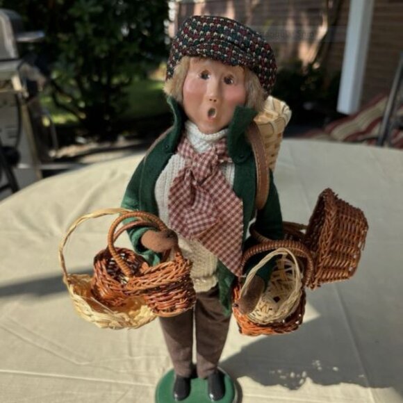 Byers Choice Caroler 2009 Basket Peddler Maker Vendor Man The Carolers READ - Picture 1 of 6